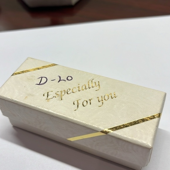 Rose Bouquet Vintage signed DM97 Red Rose Gold Tone Bouquet Brooch 1 Dozen Roses - Picture 10 of 10